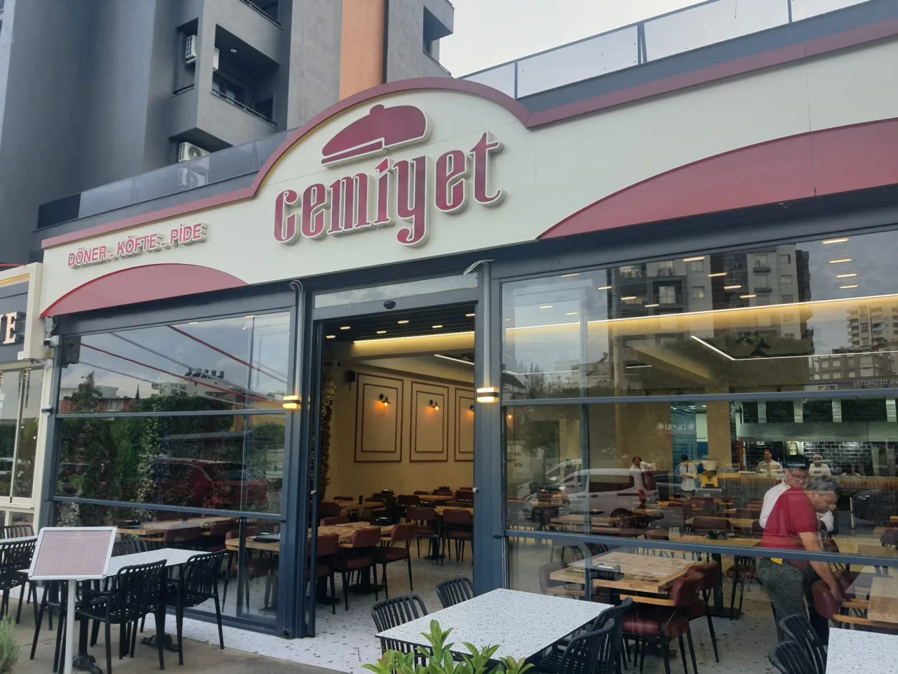 Cemiyet Restoran Fotoğrafı - 1