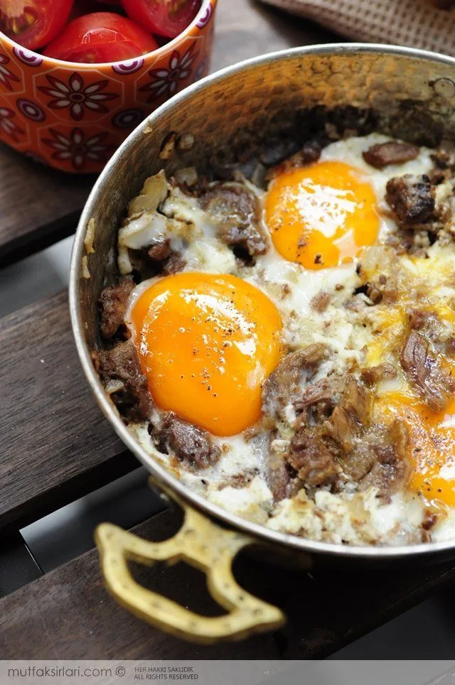 Sahanda Kavurmalı Yumurta